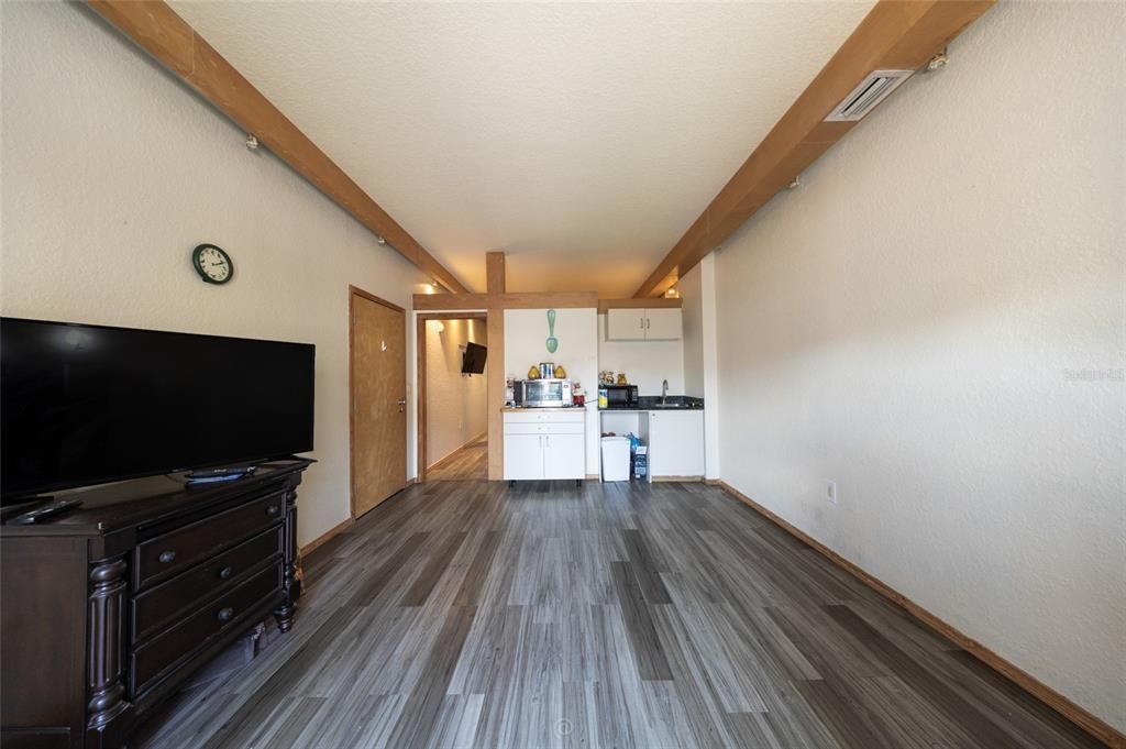 For Sale: $200,000 (2 beds, 2 baths, 1250 Square Feet)