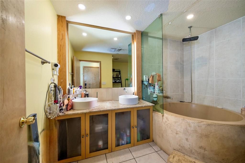 For Sale: $200,000 (2 beds, 2 baths, 1250 Square Feet)