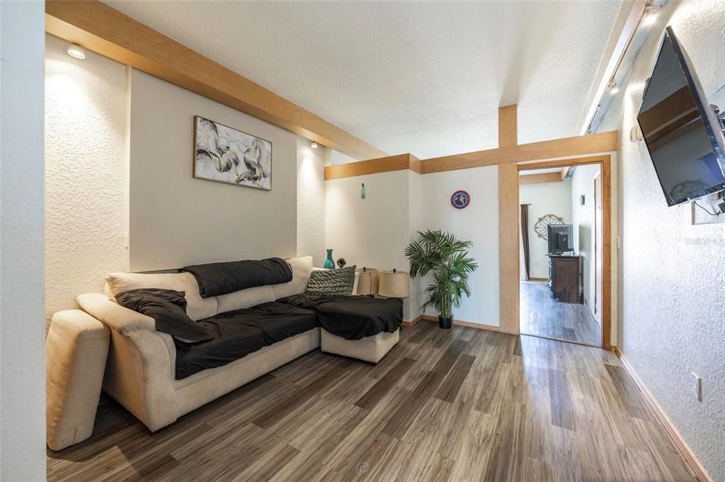 For Sale: $200,000 (2 beds, 2 baths, 1250 Square Feet)