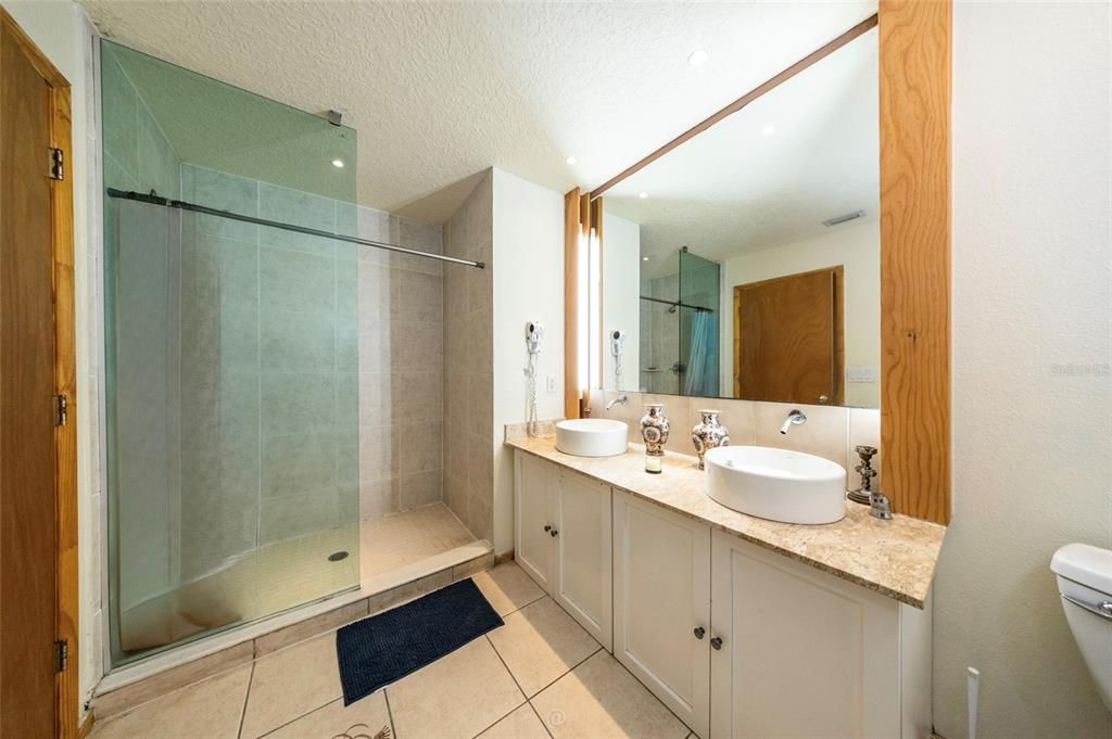For Sale: $200,000 (2 beds, 2 baths, 1250 Square Feet)