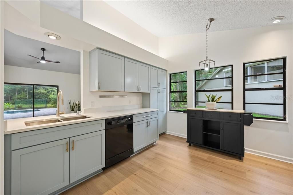 For Sale: $525,000 (3 beds, 2 baths, 1634 Square Feet)