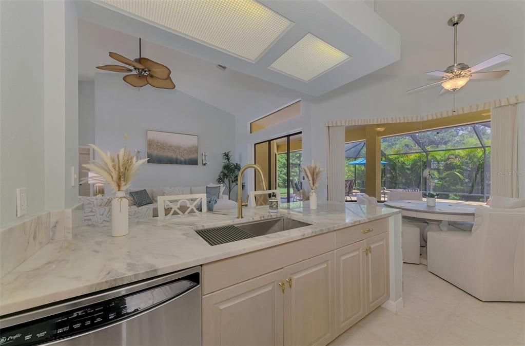 Activo con contrato: $450,000 (3 camas, 2 baños, 2040 Pies cuadrados)