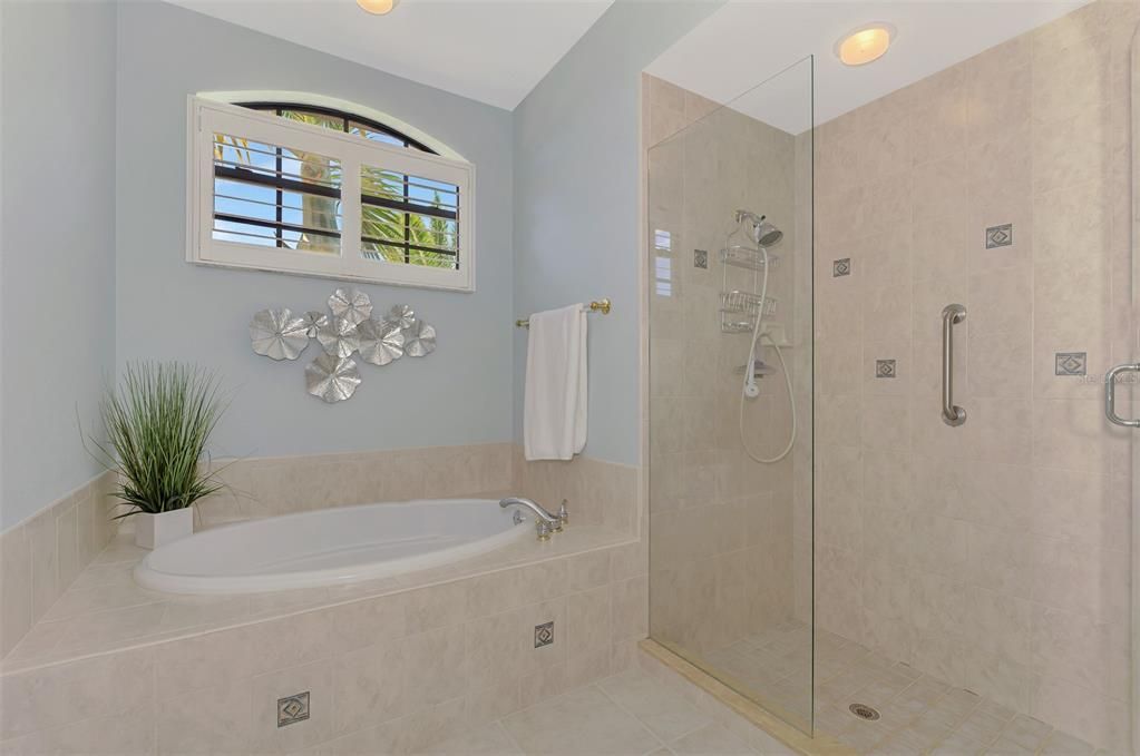 Activo con contrato: $450,000 (3 camas, 2 baños, 2040 Pies cuadrados)