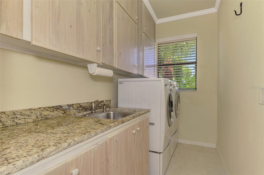 Activo con contrato: $450,000 (3 camas, 2 baños, 2040 Pies cuadrados)