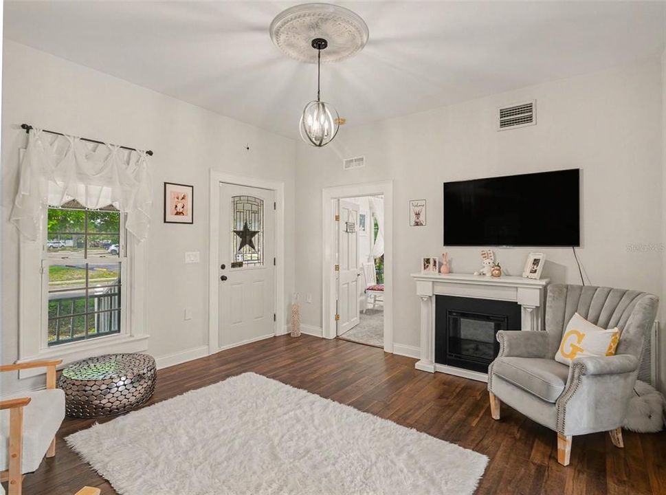For Sale: $395,000 (3 beds, 2 baths, 1693 Square Feet)
