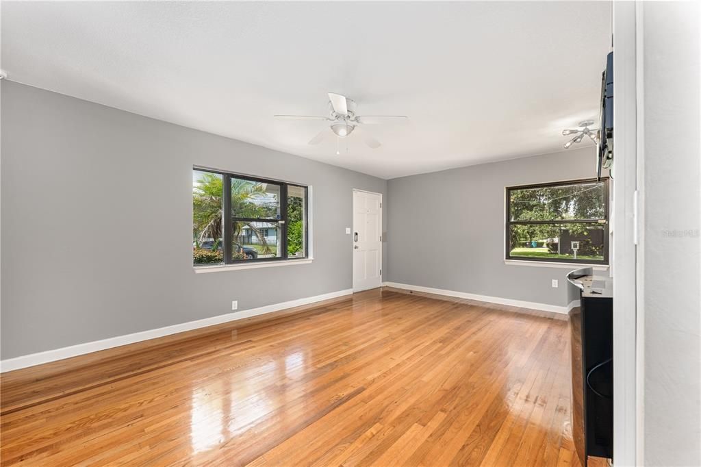 For Sale: $575,000 (2 beds, 2 baths, 1076 Square Feet)