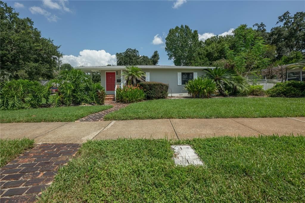 For Sale: $575,000 (2 beds, 2 baths, 1076 Square Feet)