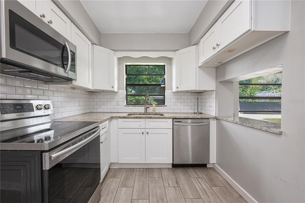 For Sale: $575,000 (2 beds, 2 baths, 1076 Square Feet)