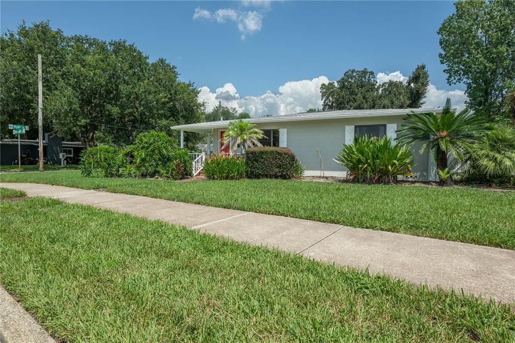 For Sale: $575,000 (2 beds, 2 baths, 1076 Square Feet)