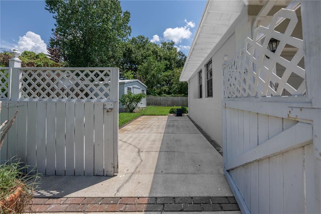 For Sale: $575,000 (2 beds, 2 baths, 1076 Square Feet)