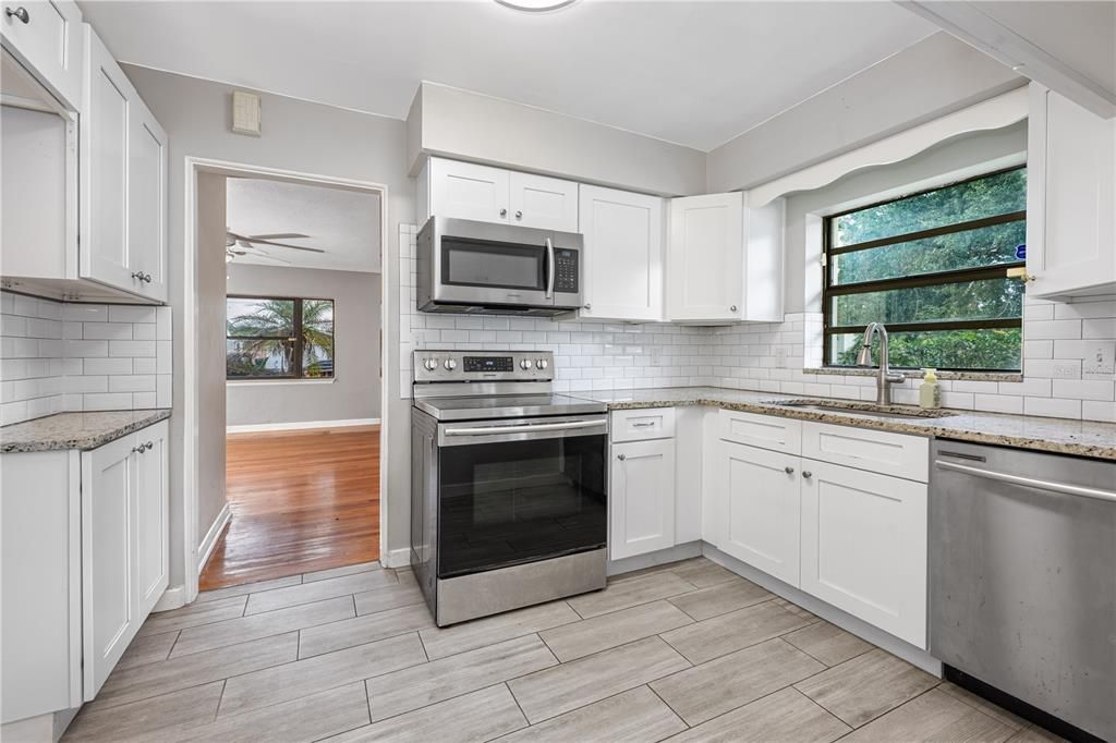 For Sale: $575,000 (2 beds, 2 baths, 1076 Square Feet)