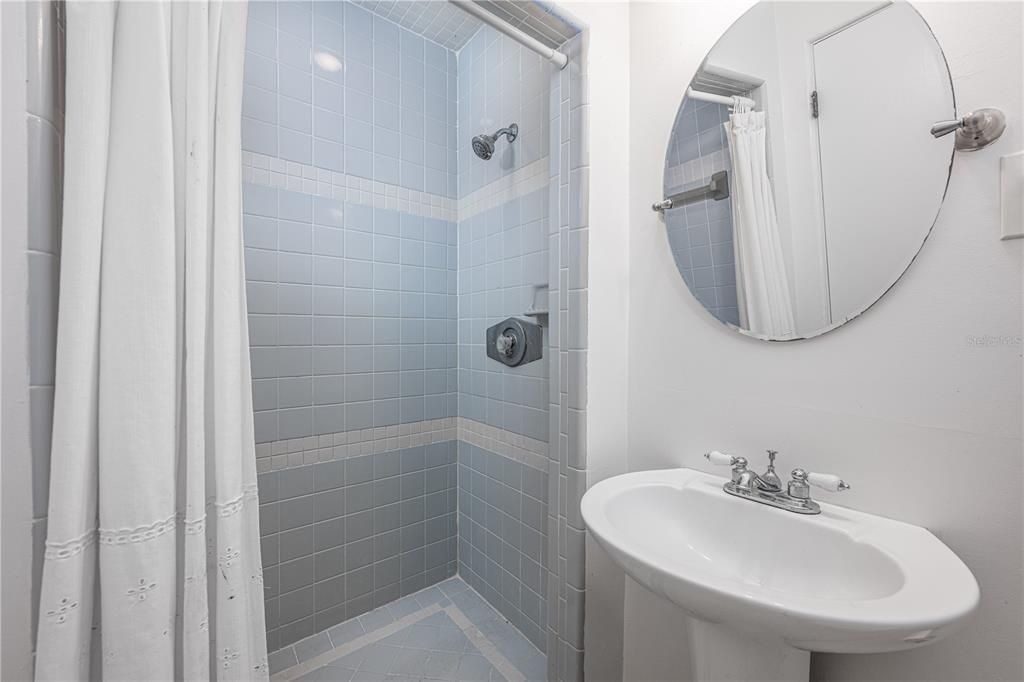 For Sale: $575,000 (2 beds, 2 baths, 1076 Square Feet)