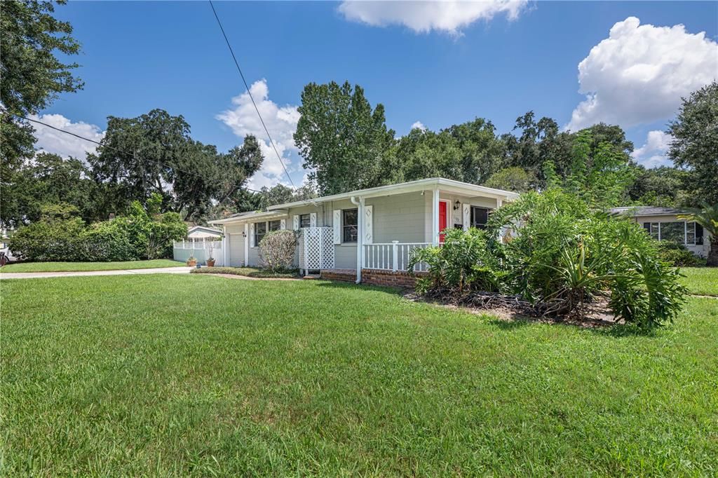 For Sale: $575,000 (2 beds, 2 baths, 1076 Square Feet)
