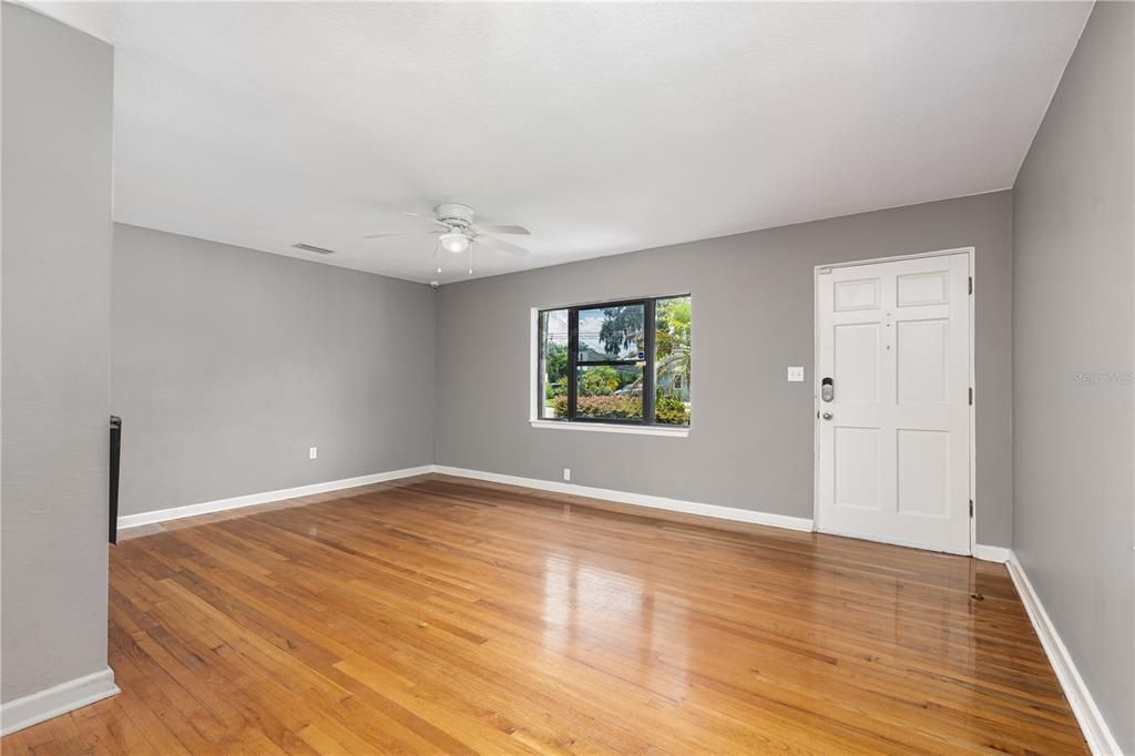 For Sale: $575,000 (2 beds, 2 baths, 1076 Square Feet)