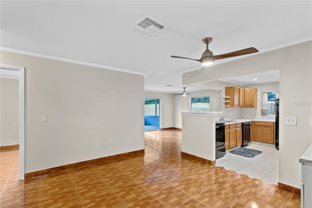 На продажу: $339,999 (4 спален, 2 ванн, 1274 Квадратных фут)