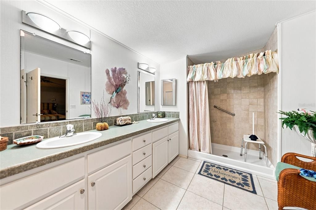 For Sale: $274,900 (2 beds, 2 baths, 1352 Square Feet)