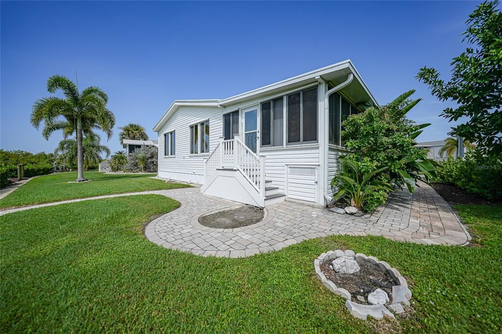 For Sale: $274,900 (2 beds, 2 baths, 1352 Square Feet)