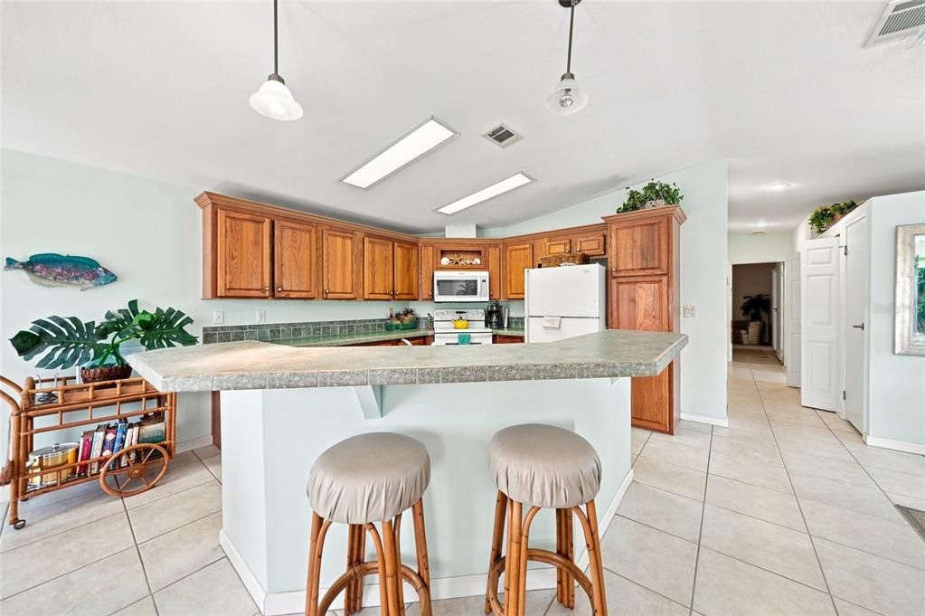 For Sale: $274,900 (2 beds, 2 baths, 1352 Square Feet)