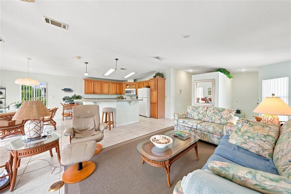 For Sale: $274,900 (2 beds, 2 baths, 1352 Square Feet)