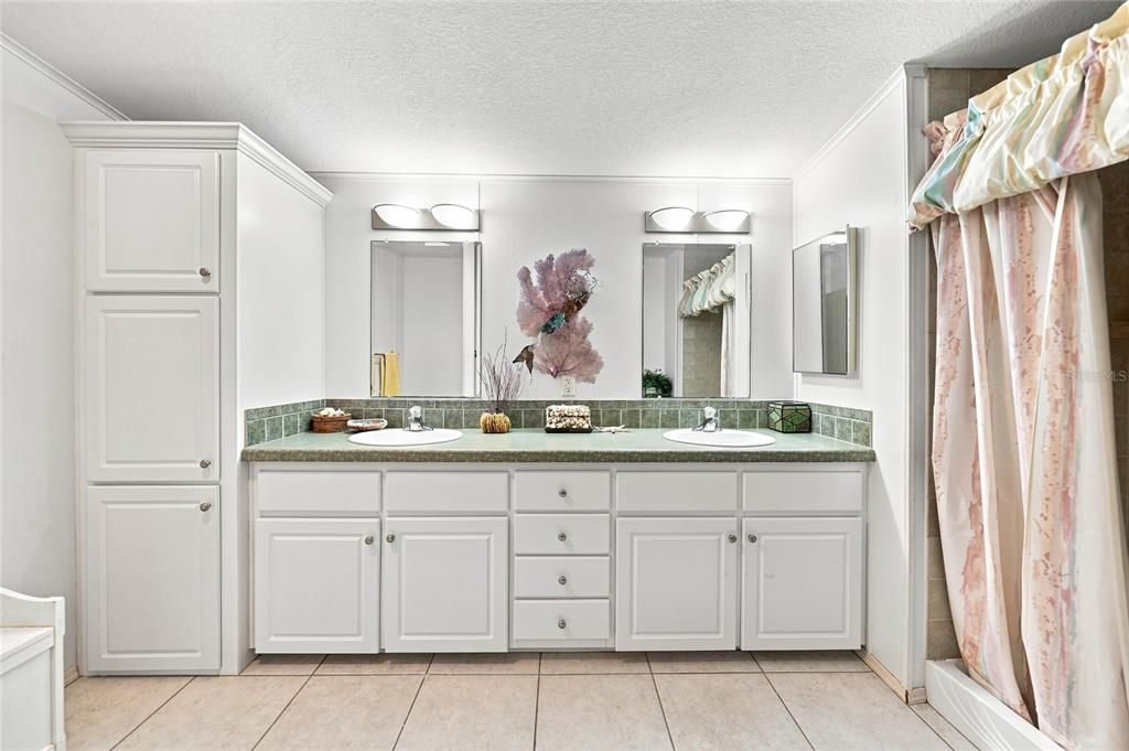 For Sale: $274,900 (2 beds, 2 baths, 1352 Square Feet)