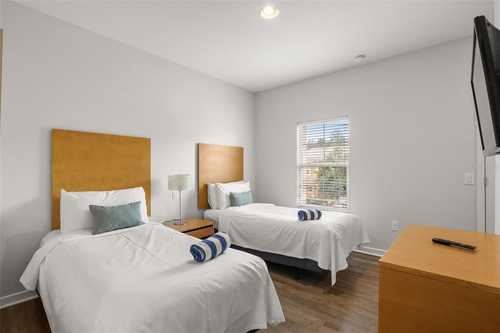 For Sale: $315,000 (2 beds, 2 baths, 1290 Square Feet)