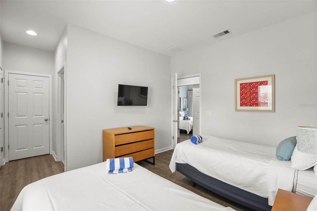 For Sale: $315,000 (2 beds, 2 baths, 1290 Square Feet)