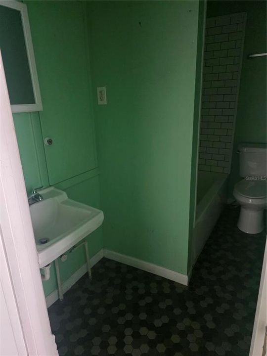 For Rent: $2,095 (2 beds, 1 baths, 820 Square Feet)