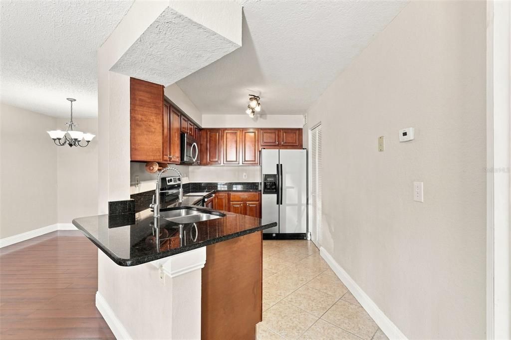 For Sale: $220,000 (2 beds, 2 baths, 1007 Square Feet)