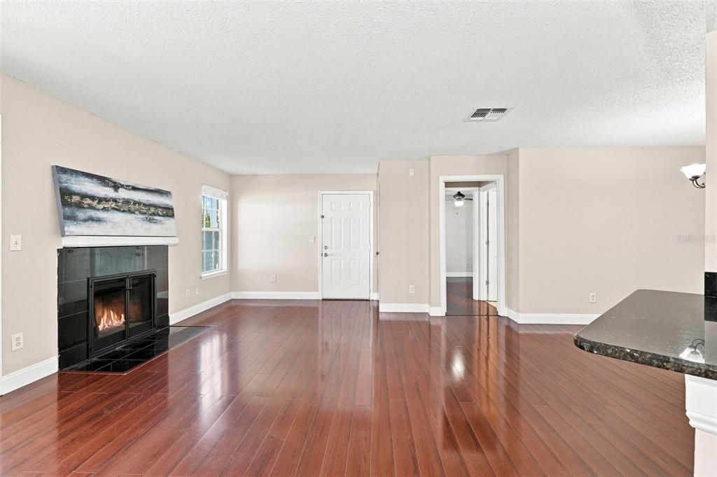 For Sale: $220,000 (2 beds, 2 baths, 1007 Square Feet)