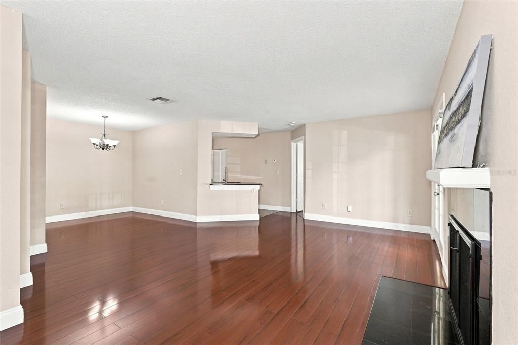 For Sale: $220,000 (2 beds, 2 baths, 1007 Square Feet)
