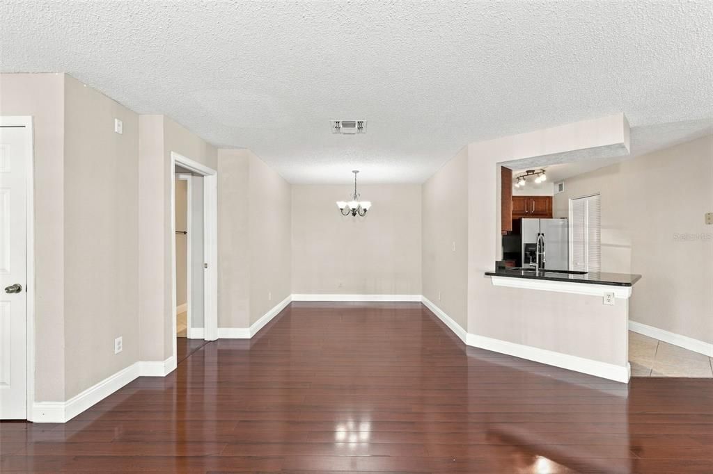 For Sale: $220,000 (2 beds, 2 baths, 1007 Square Feet)