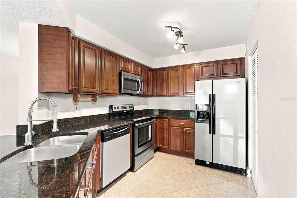 For Sale: $220,000 (2 beds, 2 baths, 1007 Square Feet)