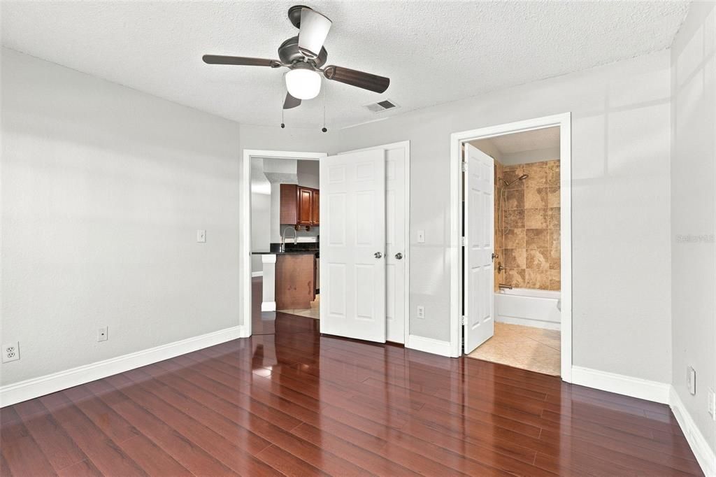 For Sale: $220,000 (2 beds, 2 baths, 1007 Square Feet)