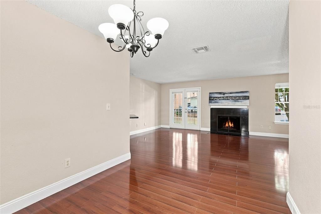 For Sale: $220,000 (2 beds, 2 baths, 1007 Square Feet)