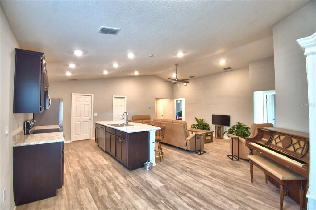 待售: $325,000 (4 贝兹, 2 浴室, 1627 平方英尺)