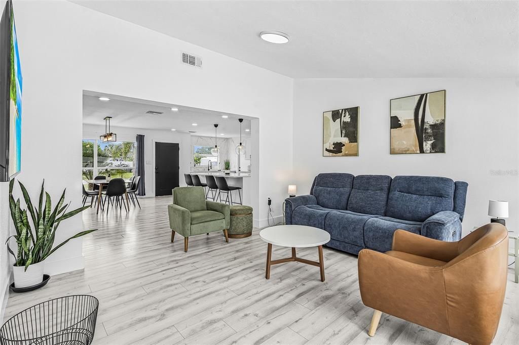 En Venta: $442,000 (3 camas, 2 baños, 1380 Pies cuadrados)