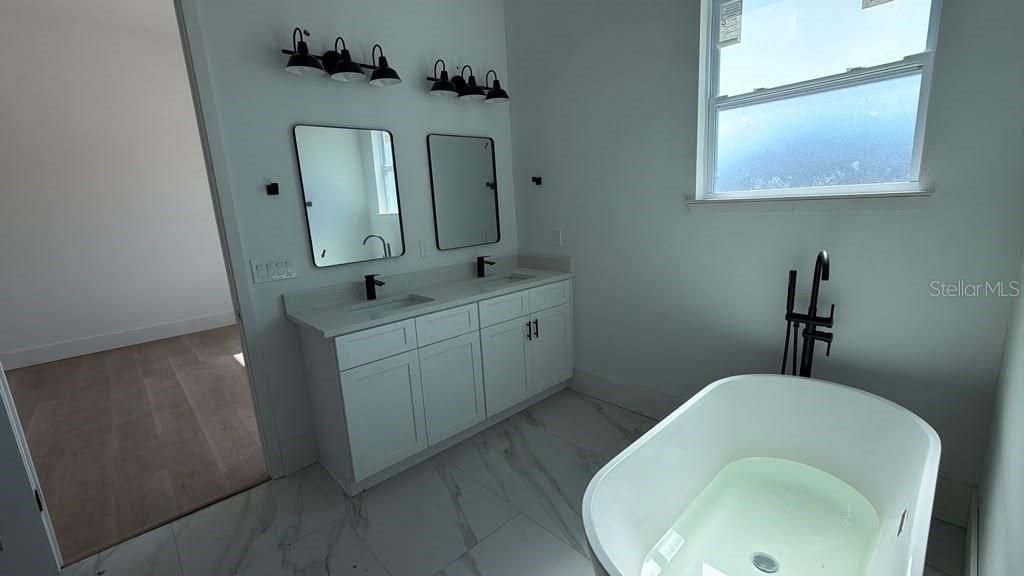 For Sale: $729,000 (4 beds, 2 baths, 1963 Square Feet)