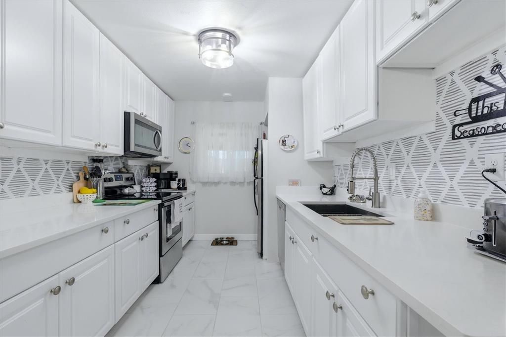 For Sale: $250,000 (2 beds, 2 baths, 1206 Square Feet)