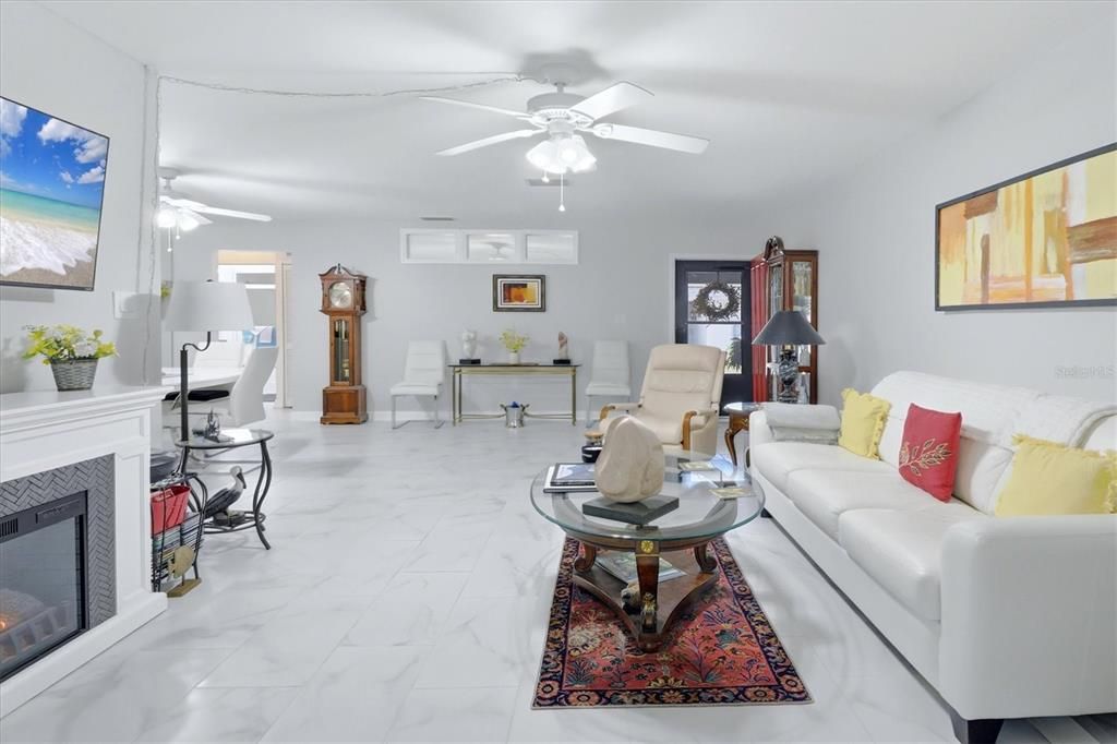 For Sale: $250,000 (2 beds, 2 baths, 1206 Square Feet)