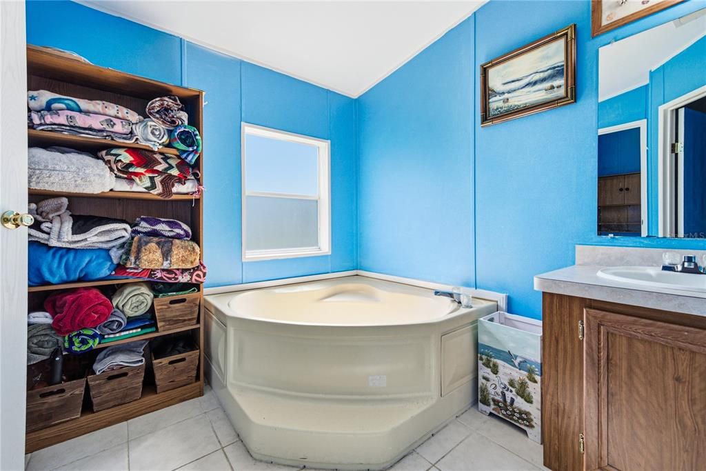 For Sale: $265,000 (3 beds, 2 baths, 1566 Square Feet)
