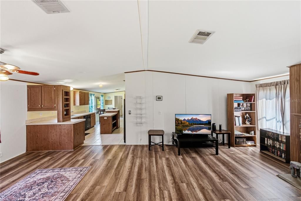 For Sale: $265,000 (3 beds, 2 baths, 1566 Square Feet)