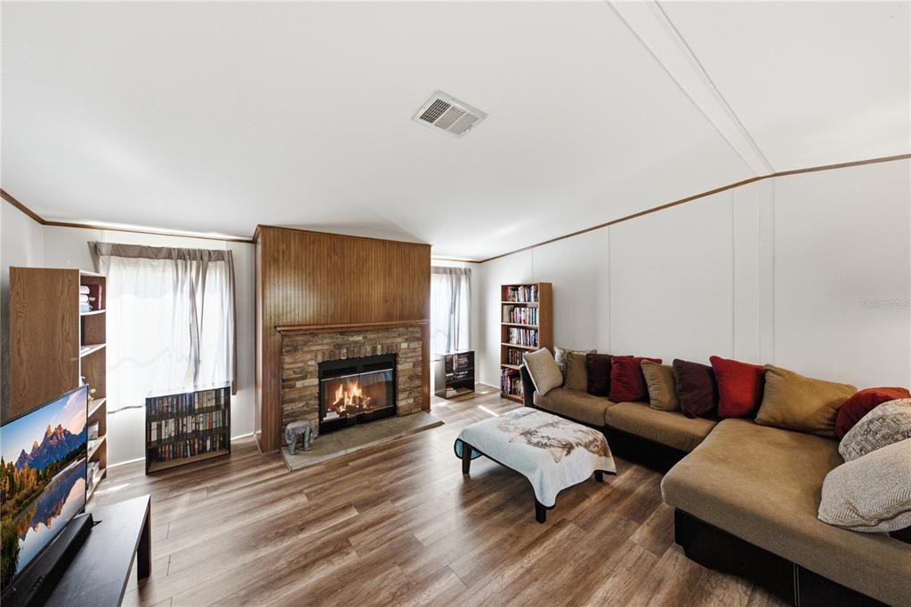 For Sale: $265,000 (3 beds, 2 baths, 1566 Square Feet)