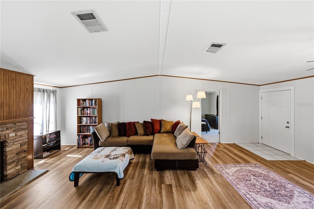 For Sale: $265,000 (3 beds, 2 baths, 1566 Square Feet)