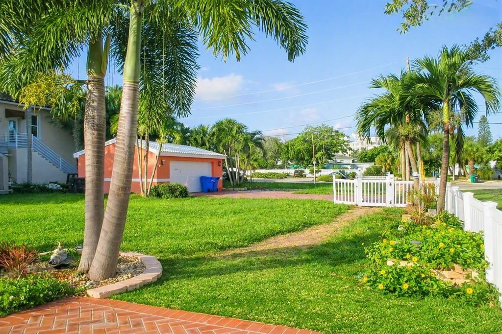 En Venta: $1,190,000 (0.23 acres)