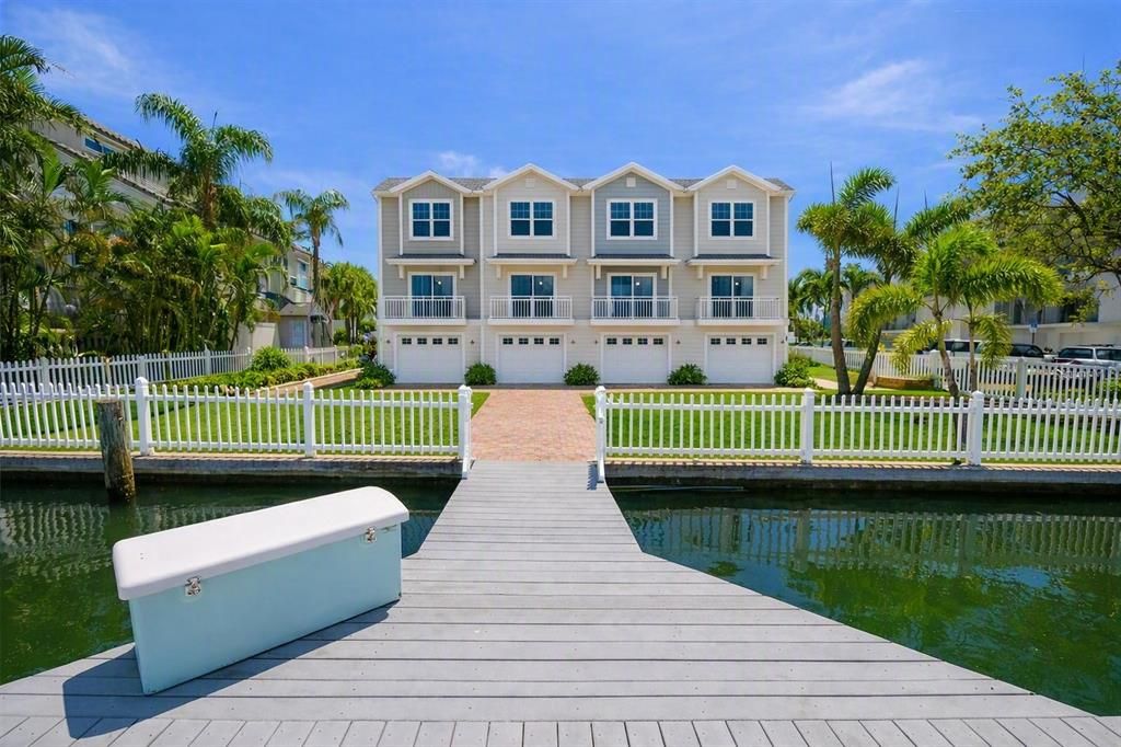 En Venta: $1,190,000 (0.23 acres)