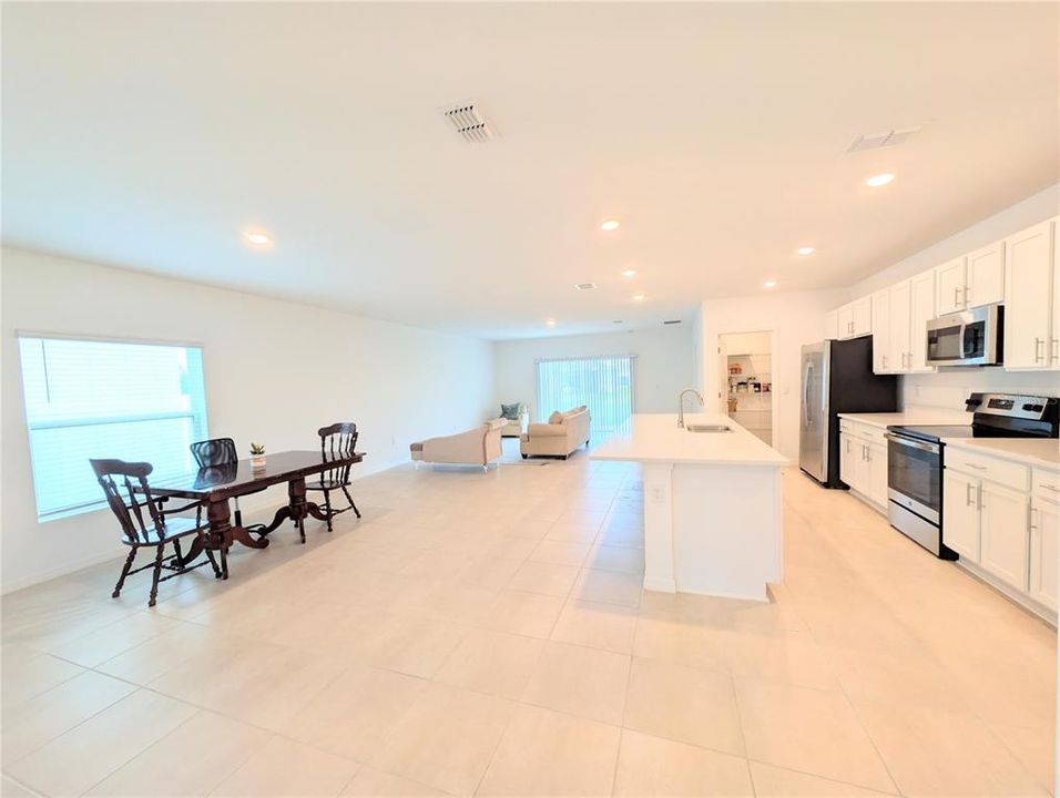 For Sale: $349,900 (4 beds, 3 baths, 2091 Square Feet)
