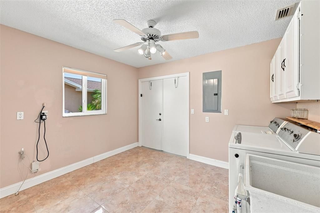 For Sale: $284,900 (2 beds, 2 baths, 1408 Square Feet)