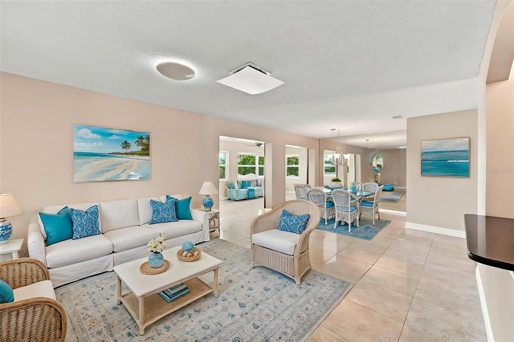 For Sale: $284,900 (2 beds, 2 baths, 1408 Square Feet)