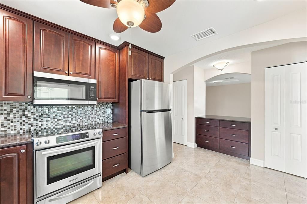 For Sale: $284,900 (2 beds, 2 baths, 1408 Square Feet)