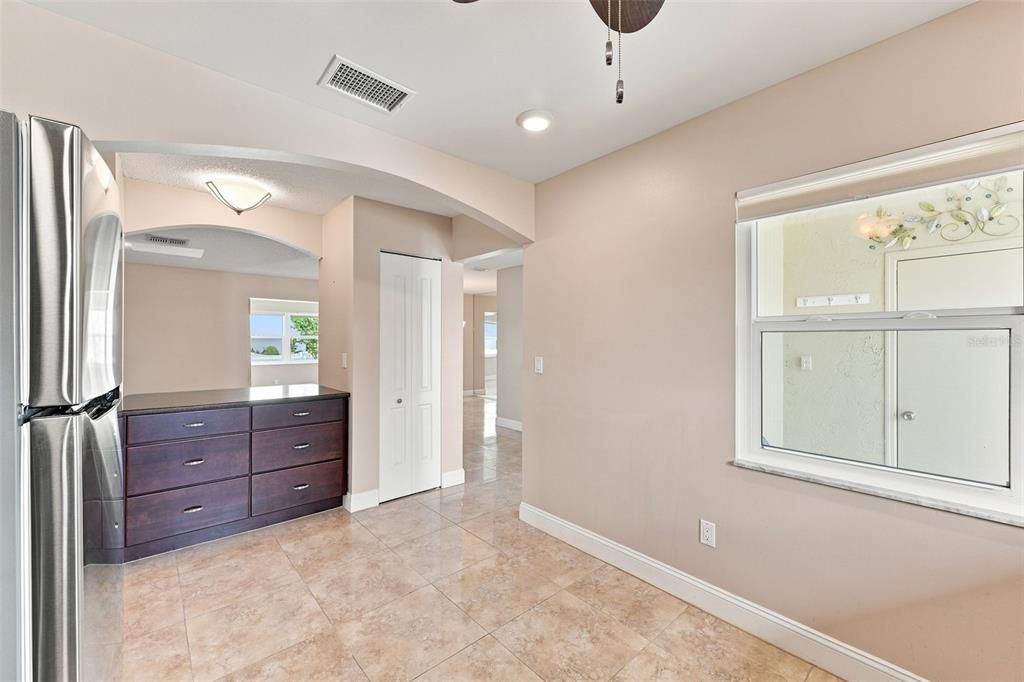 For Sale: $284,900 (2 beds, 2 baths, 1408 Square Feet)